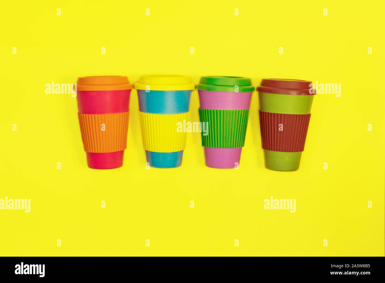 Rifiuti Zero concetto. Elegante eco riutilizzabili tazza da caffè di bamboo naturale cup Foto Stock