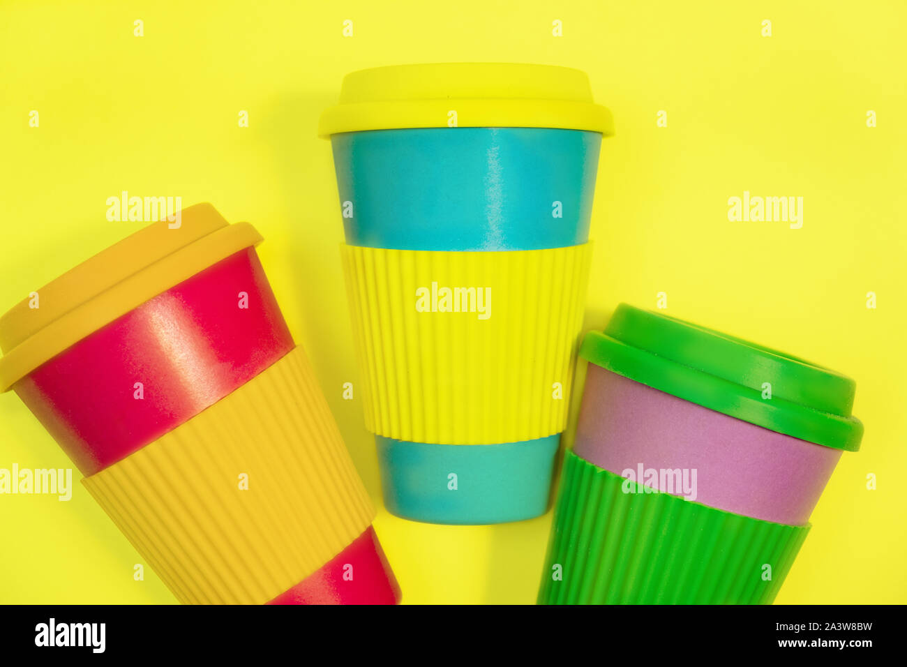 Rifiuti Zero concetto. Elegante eco riutilizzabili tazza da caffè di bamboo naturale cup Foto Stock