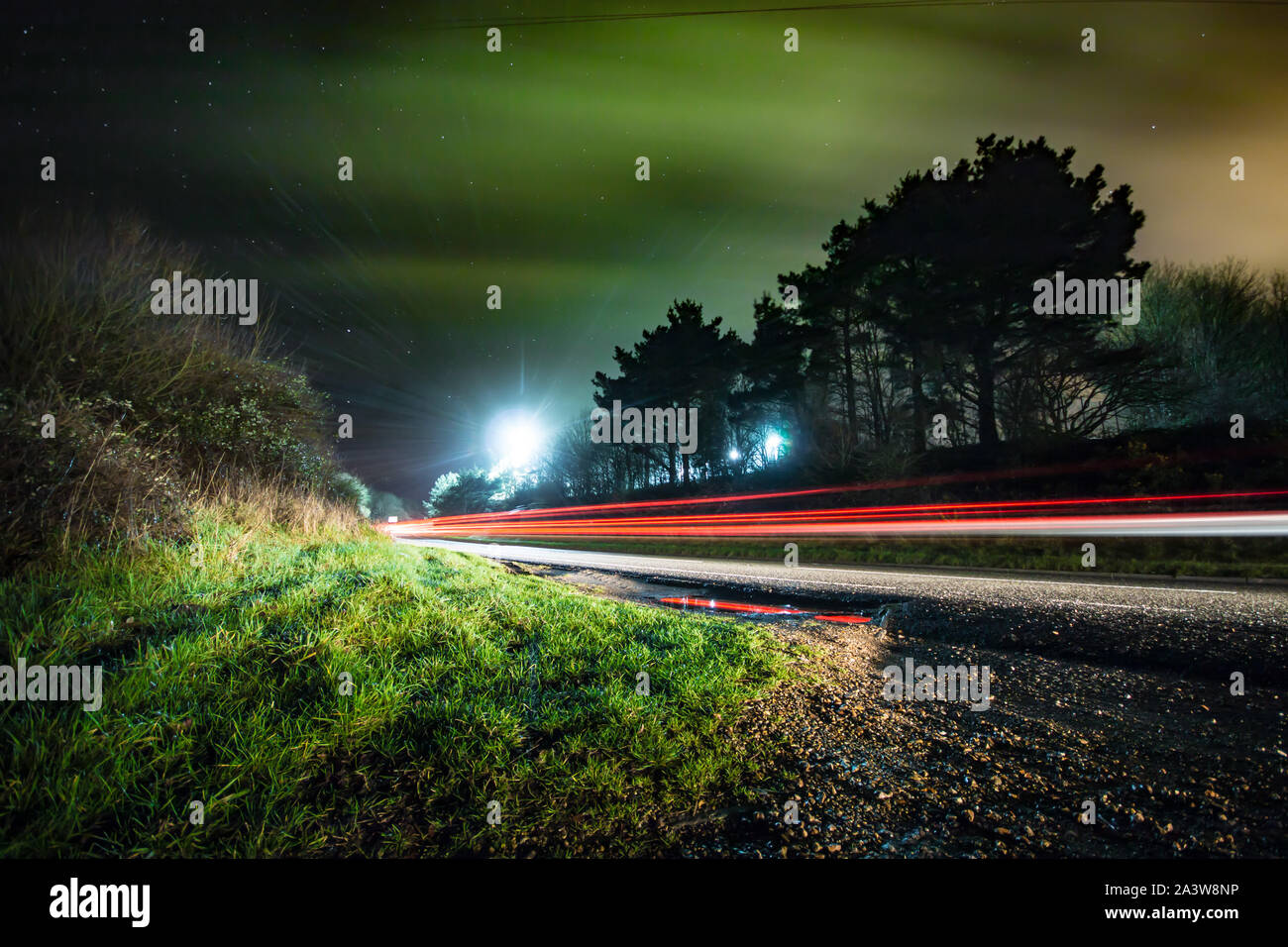 Sentieri di luce di automobili su una strada molto trafficata Foto Stock