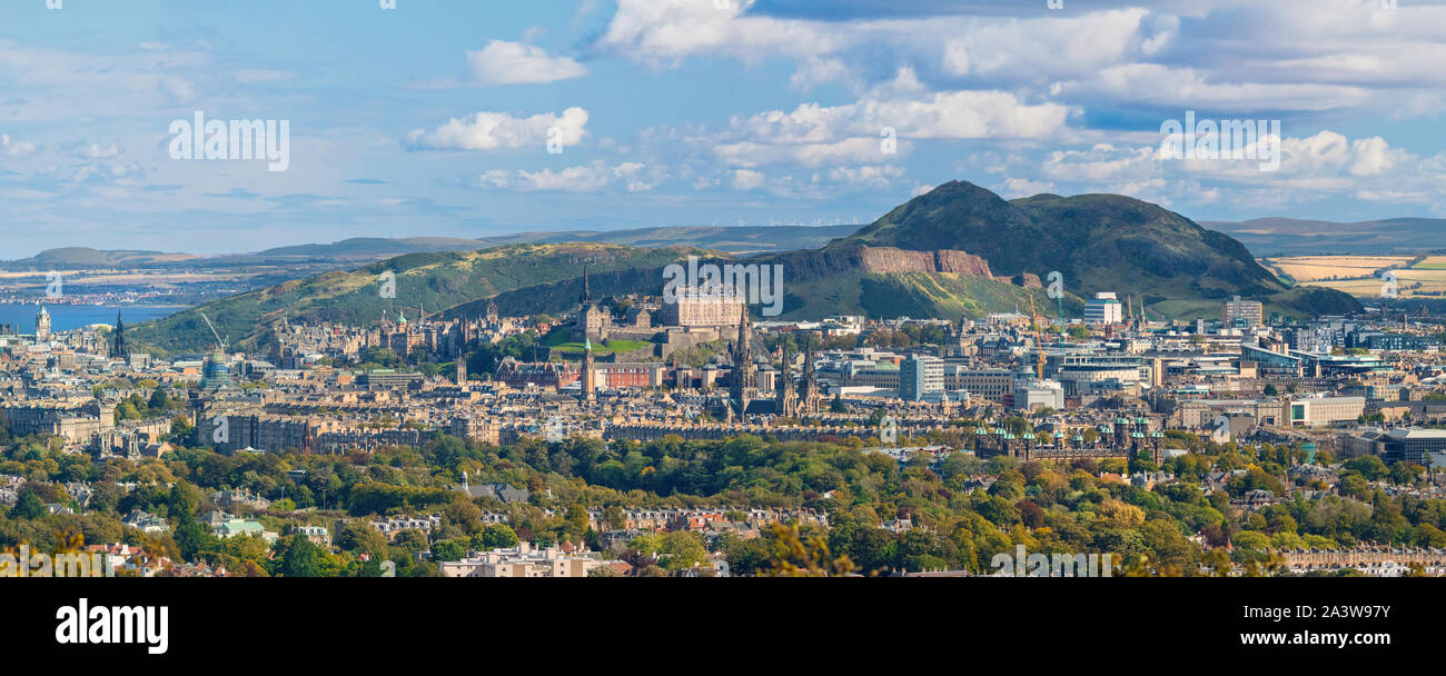 Immagine panoramica del centro di Edimburgo. Entrambi i nuovi e la Città Vecchia, i siti del Patrimonio Mondiale dell'UNESCO, può essere visto qui. Foto Stock