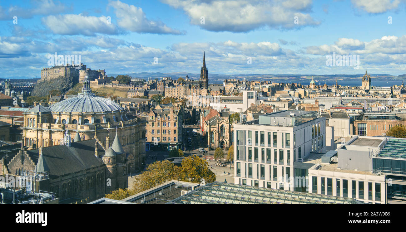 Immagine panoramica del centro di Edimburgo. Entrambi i nuovi e la Città Vecchia, i siti del Patrimonio Mondiale dell'UNESCO, può essere visto qui. Foto Stock