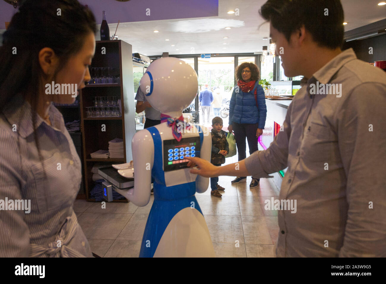 Rapallo (GE) - Robot camerieri XIAO AI al Gran Caffè Rapallo aiutano a servire ai tavoli Foto Stock