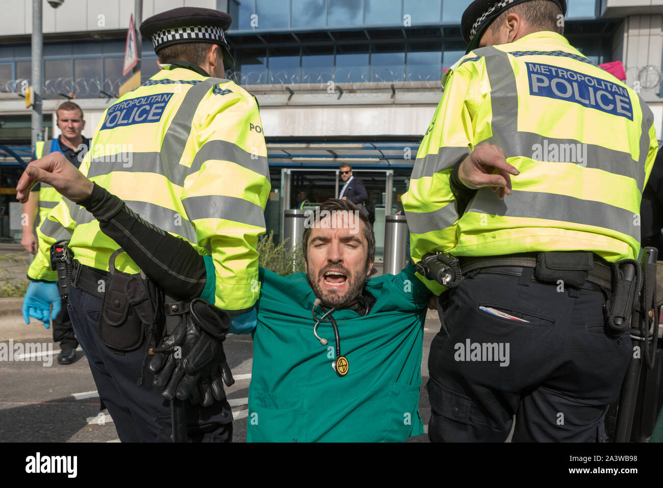 L'aeroporto della città di Londra, Regno Unito. 10 ottobre, 2019. I dimostranti dalla campagna ambientale gruppo ribellione di estinzione bloccano la strada fuori dal London City Airport. Una grande presenza di polizia e numerosi arresti. Penelope Barritt/Alamy Live News Foto Stock