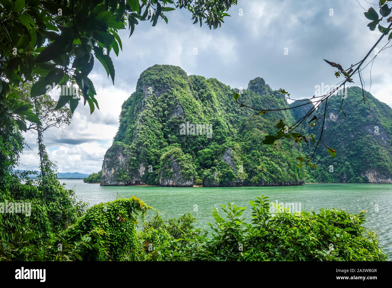 Baia di Phang Nga scogliere calcaree in Thailandia Foto Stock