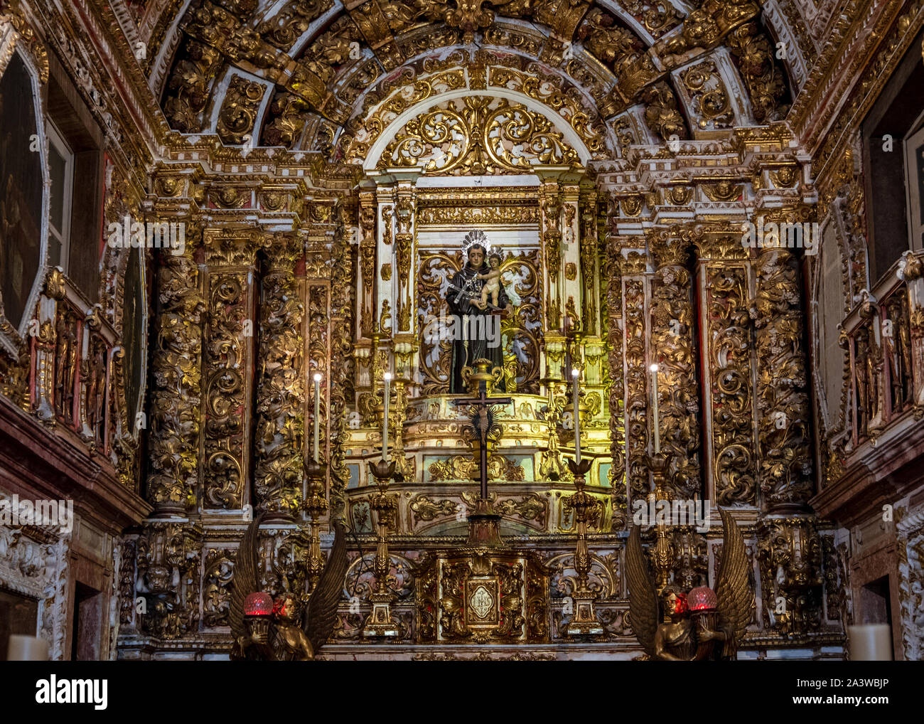 RIO DE JANEIRO, RJ , Brasile - 12 Settembre 2019: Chiesa all'interno del convento di San Anthon (Convento do Santo Antonio) in stile barocco , altare dettaglio Foto Stock