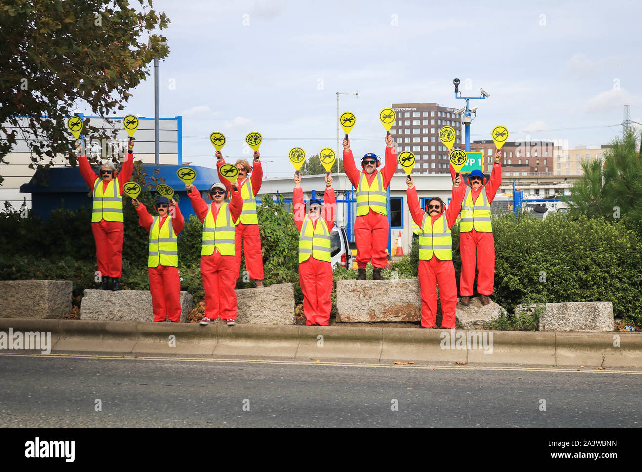 London, Regno Unito - 10 ottobre 2019. Gli attivisti denominata "sbarco equipaggio' eseguire uno schizzo fuori del London City airport come manifestanti dalla ribellione di estinzione tentare di causare interruzioni passeggeri arrestando l'aeroporto per tre giorni come parte di una campagna per costringere il governo a dichiarare un clima di emergenza e un impegno ad arrestare la perdita di biodiversità e net zero emissioni di carbonio entro il 2025 e per la creazione di una assemblea dei cittadini sul clima e sulla giustizia ecologica Credit: amer ghazzal/Alamy Live News Foto Stock