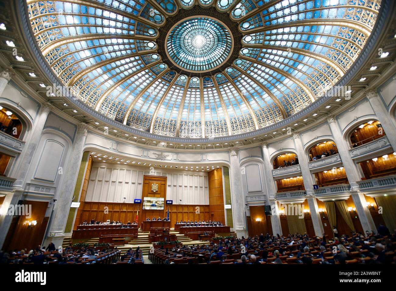 (191010) -- Bucarest, Ottobre 10, 2019 (Xinhua) -- la Romania il primo ministro Viorica Dancila risolve il parlamento durante la sfiducia contro il suo governo a Bucarest, la capitale della Romania, 10 ottobre, 2019. Il rumeno di governo socialdemocratico è crollato il giovedì, perdendo una mozione di censura avviato dal principale partito d opposizione Nazionale Partito Liberale e supportato da quasi tutti gli altri partiti del parlamento. La mozione di sfiducia ha raccolto 238 voti a favore, 5 voti in più rispetto al minimo richiesto di 233 voti, o 50 per cento più uno in 465-sede parlamento bicamerale. Foto Stock