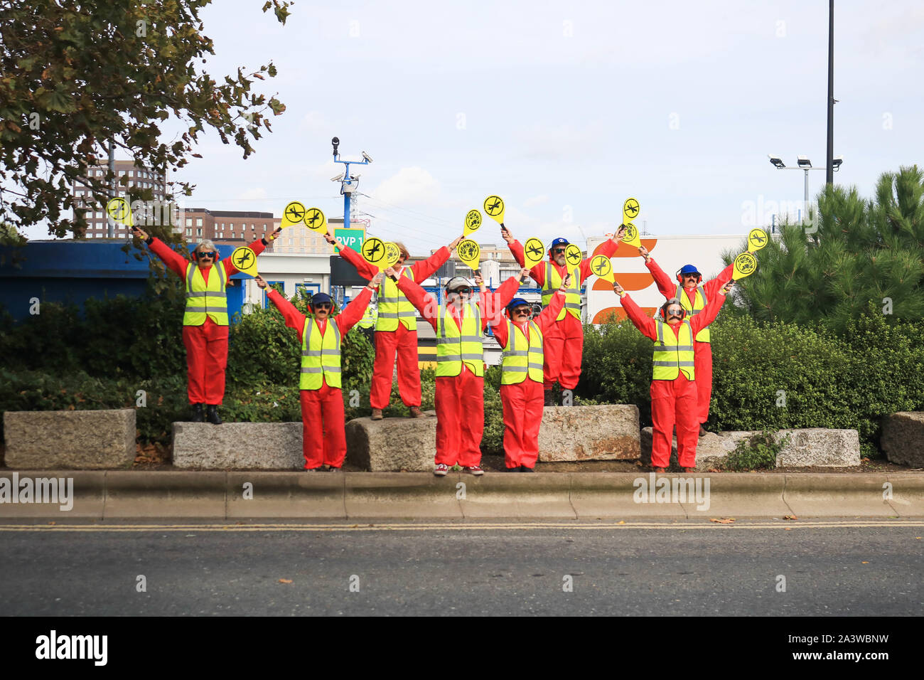 London, Regno Unito - 10 ottobre 2019. Gli attivisti denominata "sbarco equipaggio' eseguire uno schizzo fuori del London City airport come manifestanti dalla ribellione di estinzione tentare di causare interruzioni passeggeri arrestando l'aeroporto per tre giorni come parte di una campagna per costringere il governo a dichiarare un clima di emergenza e un impegno ad arrestare la perdita di biodiversità e net zero emissioni di carbonio entro il 2025 e per la creazione di una assemblea dei cittadini sul clima e sulla giustizia ecologica Credit: amer ghazzal/Alamy Live News Foto Stock