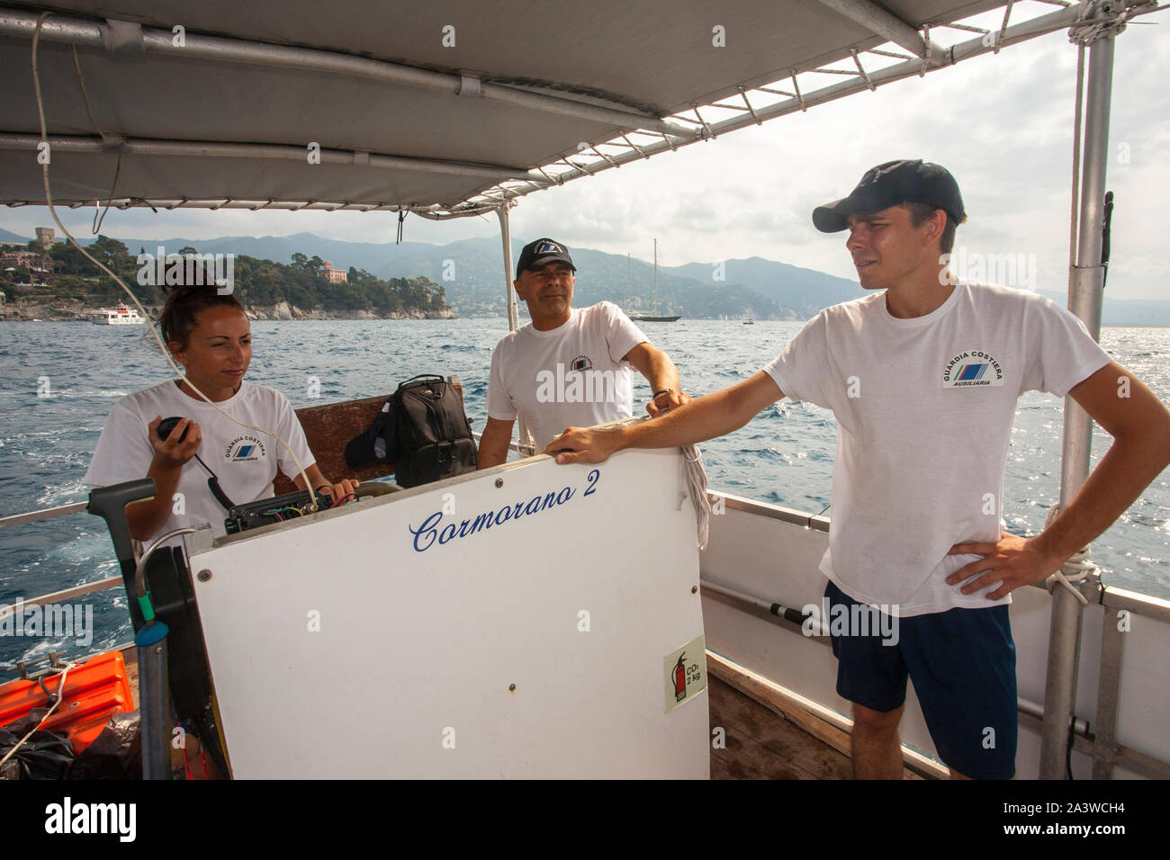 Servizio di pulizia del mare, in accordo con la onlus guardia costiera ausiliaria, un'apposita imbarcazione raccoglie i rifiuti galleggianti, li sbarc Foto Stock