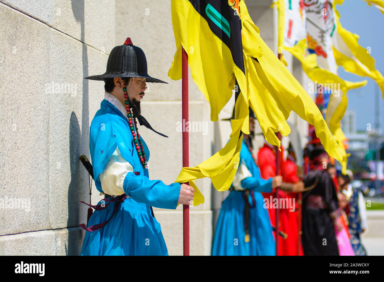 Il Palazzo Gyeongbokgung Guard è resistente al calore in estate Foto Stock