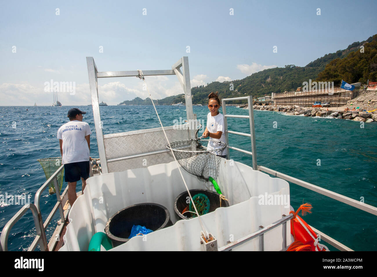 Servizio di pulizia del mare, in accordo con la onlus guardia costiera ausiliaria, un'apposita imbarcazione raccoglie i rifiuti galleggianti, li sbarc Foto Stock