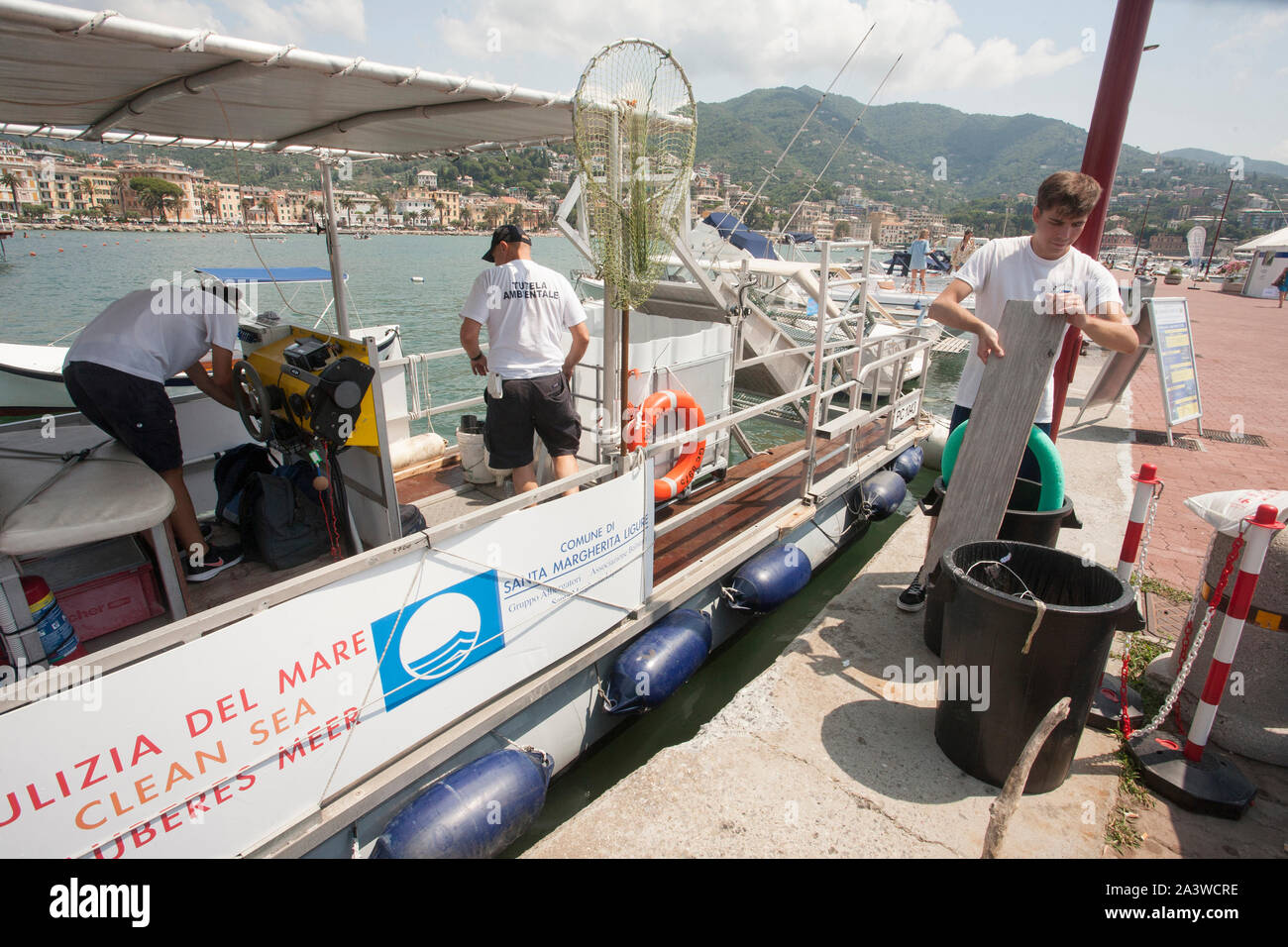 Servizio di pulizia del mare, in accordo con la onlus guardia costiera ausiliaria, un'apposita imbarcazione raccoglie i rifiuti galleggianti, li sbarc Foto Stock