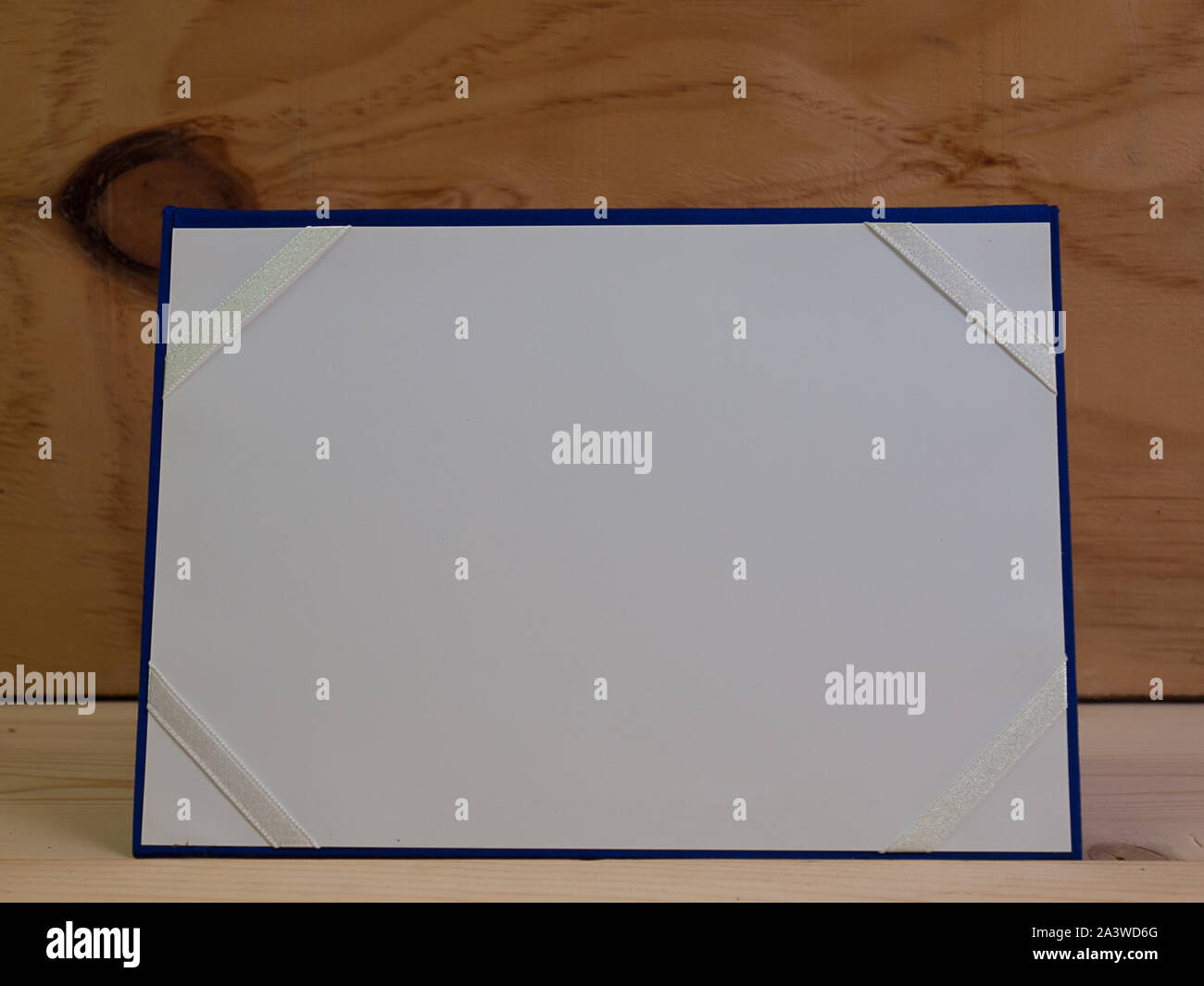 Certificato o Diploma modello , posto su un sfondo di legno. Foto Stock