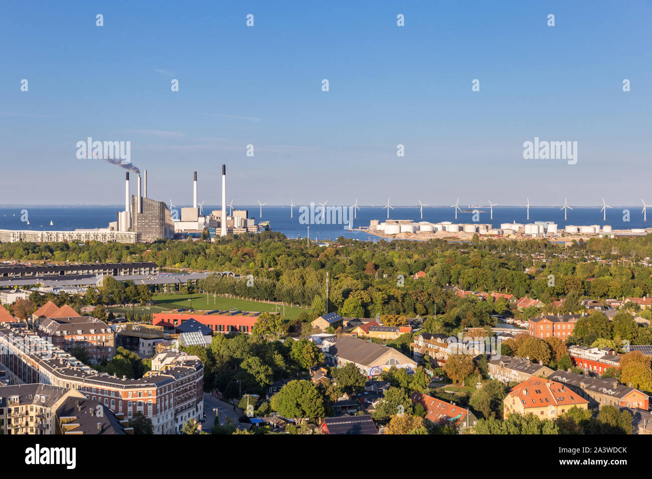 Vista aerea di Copenhagen con impianto eolico offshore, Danimarca Foto Stock