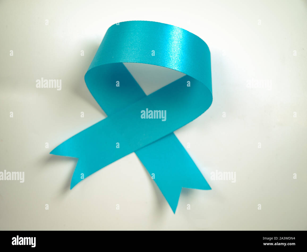 Nastro blu su sfondo bianco. Simbolo della malattia del cancro della prostata. (Vintage) Foto Stock