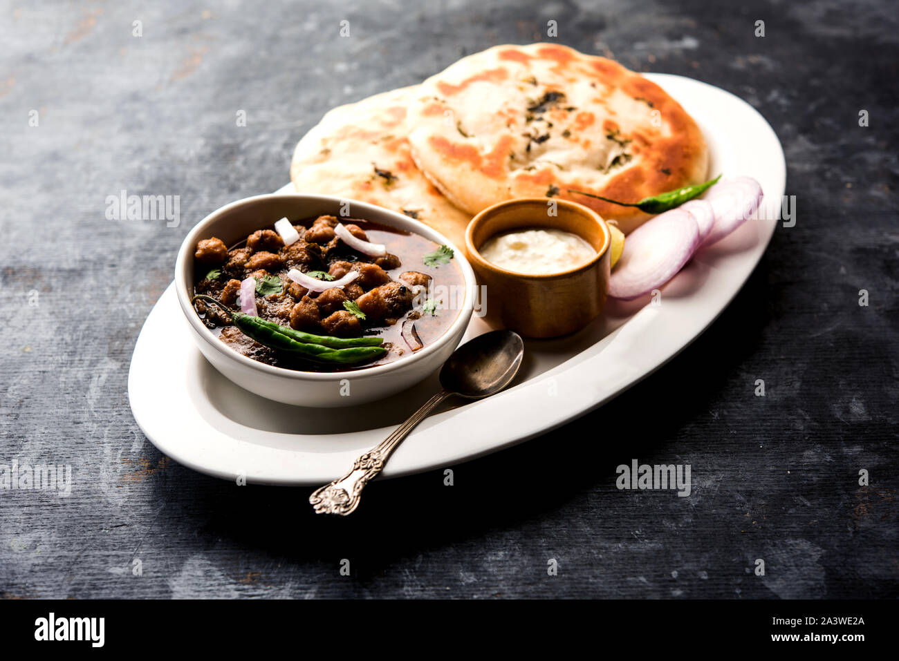 Pindi Chole Kulche o strada choley Kulcha popolare in India e Pakistan è una popolare streetfood. Si tratta di un aroma di ceci o chana curry servita con i Foto Stock