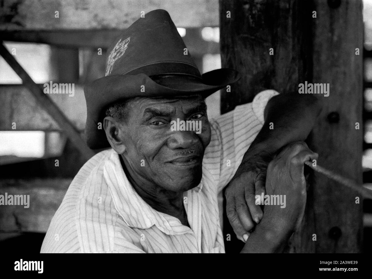 Il Brasile, Bahia, Feira de Santana: un pastore da Sertao è appoggiata sul recinto dei suoi cavalli. Nei tratti somatici del Sertao herdsme Foto Stock