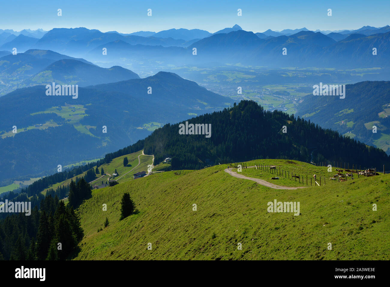 Vertice di bellissimi picchi dalla Hohe Salve montagna , parte delle Alpi Kitzbühel, Austria Foto Stock