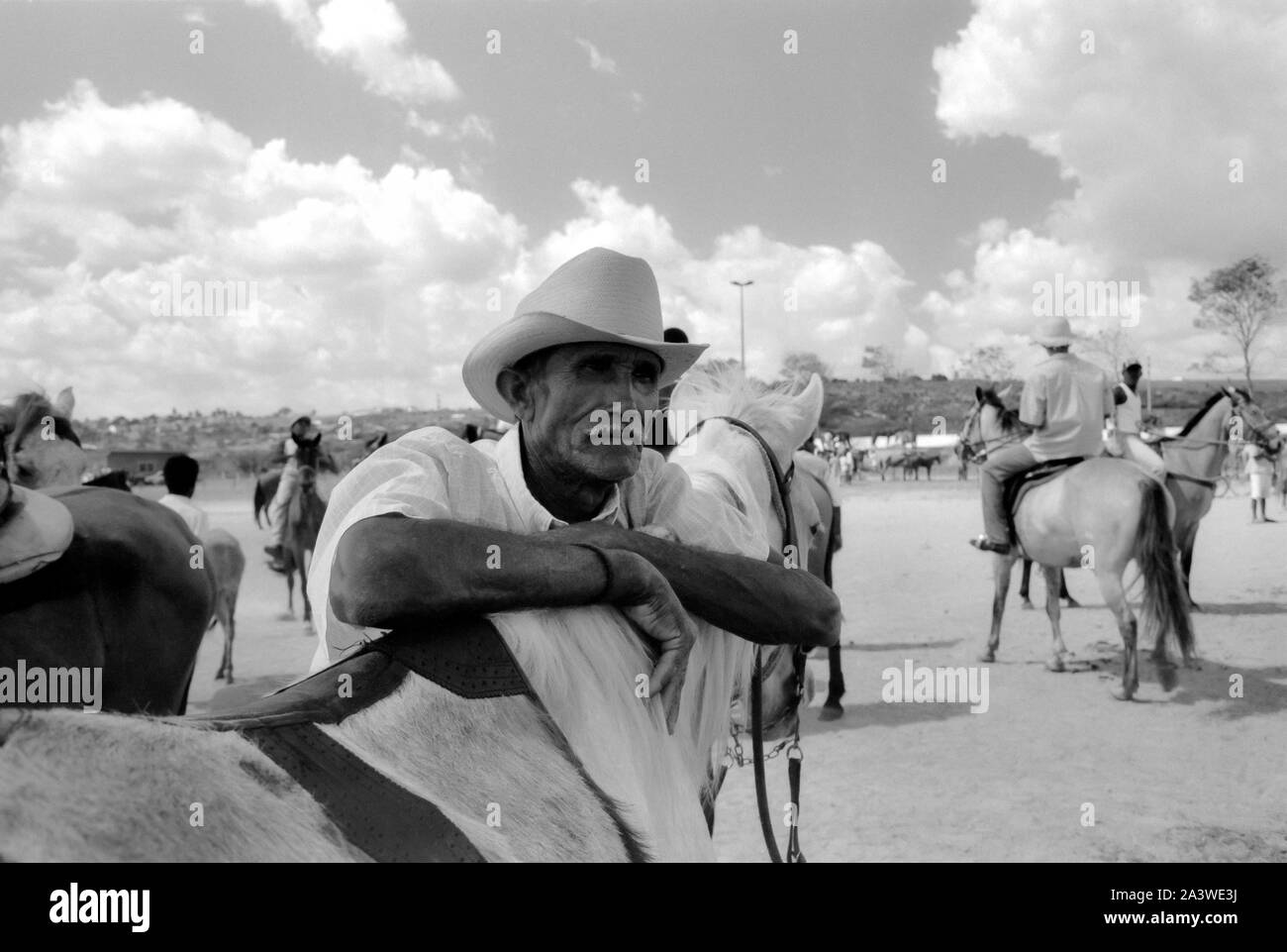 Il Brasile, Bahia, Feira de Santana: un pastore da Sertao è appoggiata sul suo cavallo durante la fiera dei cavalli Foto Stock