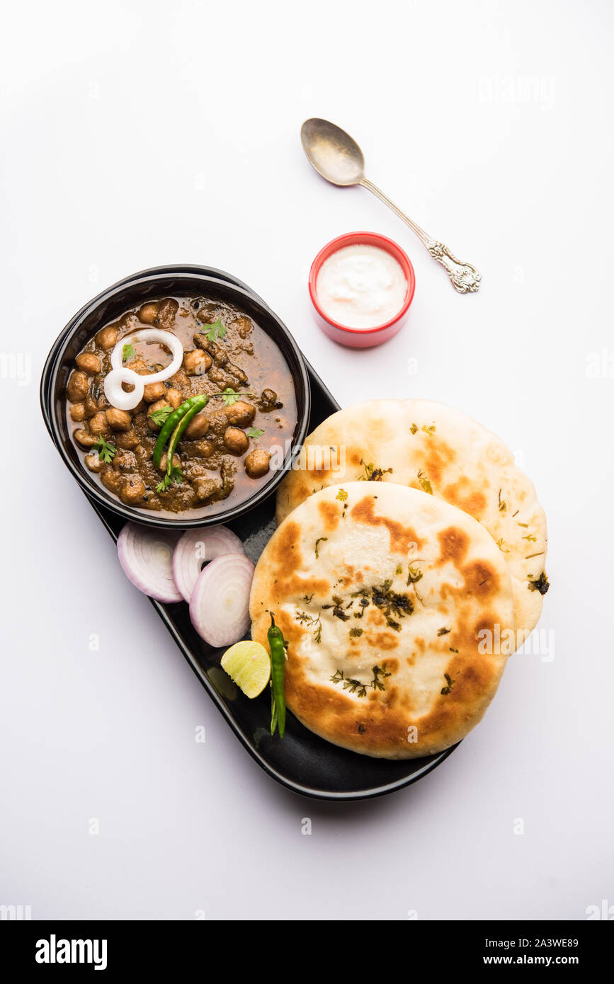 Pindi Chole Kulche o strada choley Kulcha popolare in India e Pakistan è una popolare streetfood. Si tratta di un aroma di ceci o chana curry servita con i Foto Stock