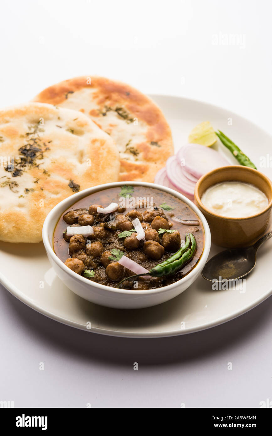 Pindi Chole Kulche o strada choley Kulcha popolare in India e Pakistan è una popolare streetfood. Si tratta di un aroma di ceci o chana curry servita con i Foto Stock