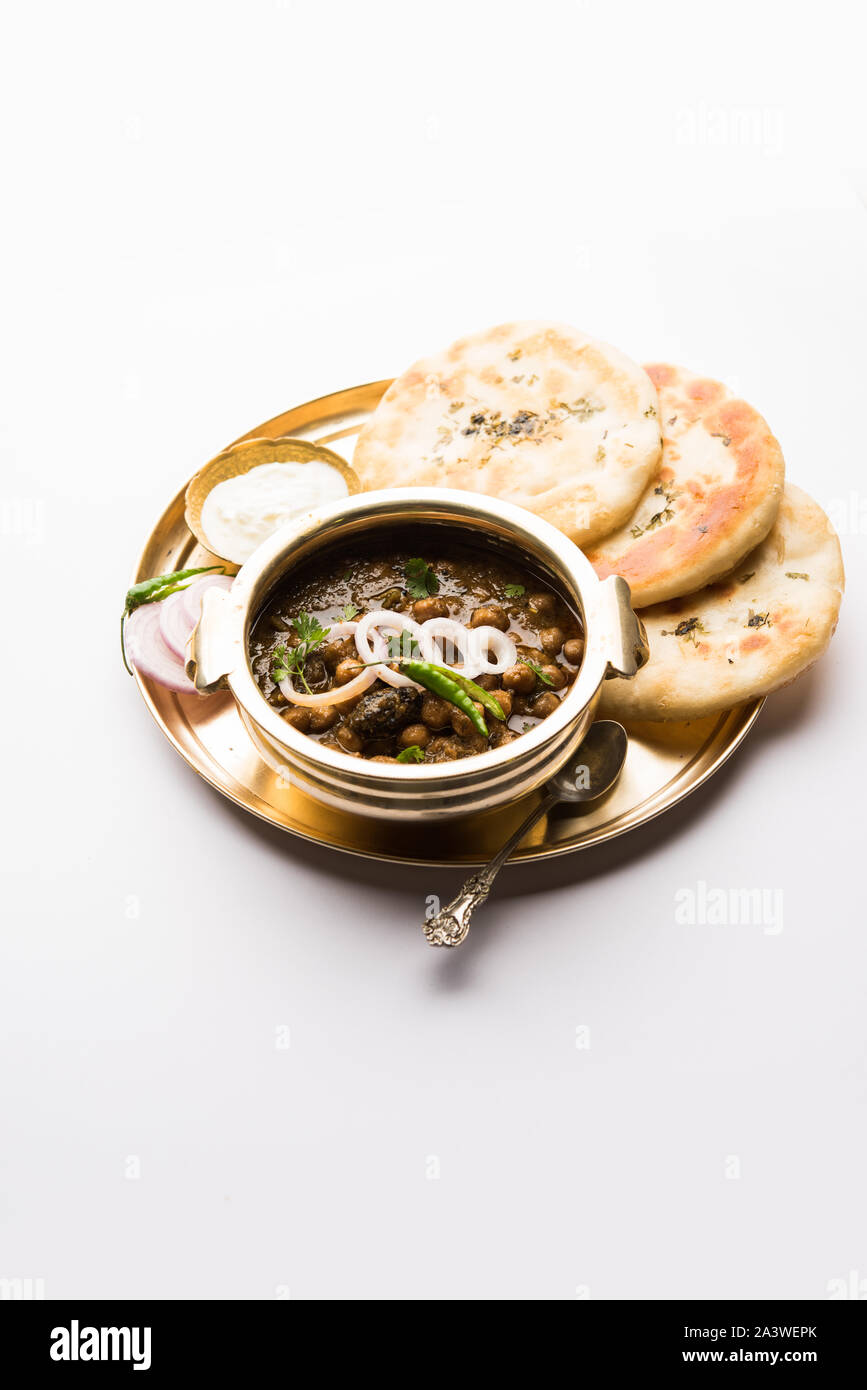 Pindi Chole Kulche o strada choley Kulcha popolare in India e Pakistan è una popolare streetfood. Si tratta di un aroma di ceci o chana curry servita con i Foto Stock