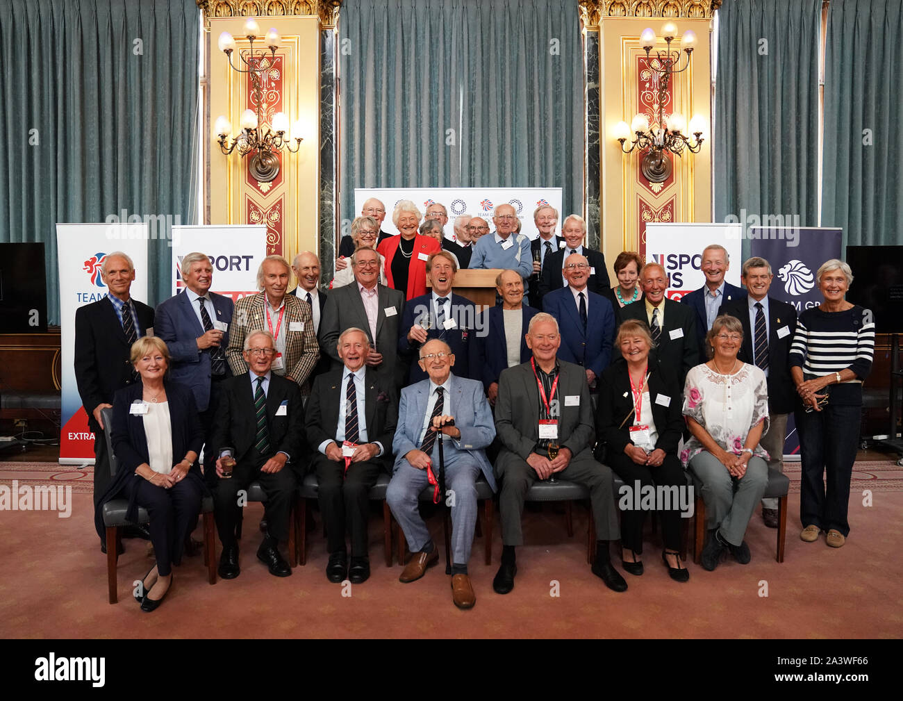 Il 1964 atleti olimpionici celebrare il cinquantacinquesimo anniversario della cerimonia di apertura del Tokyo 1964 Giochi Olimpici presso il Foreign and Commonwealth Office di Londra. Foto Stock