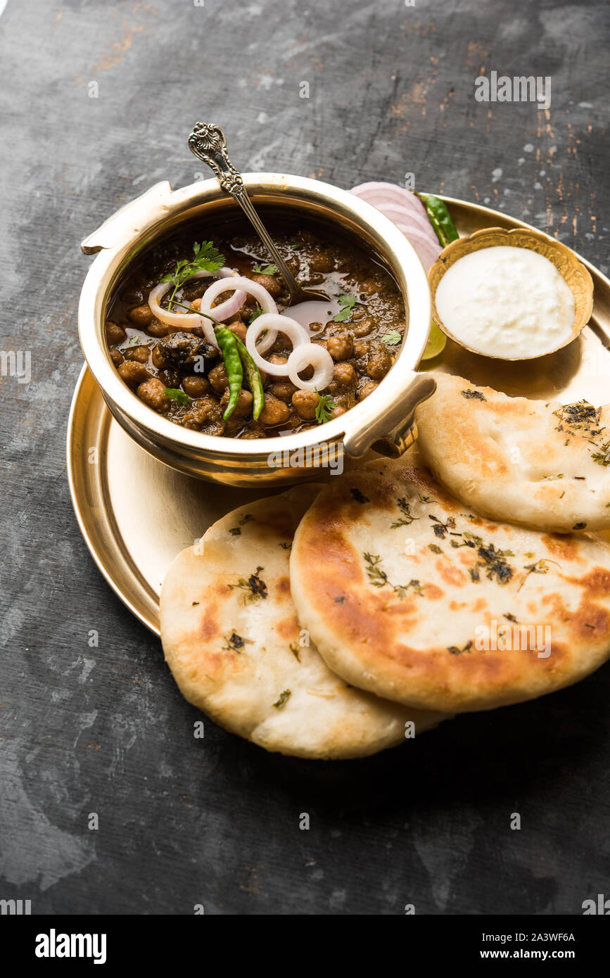 Pindi Chole Kulche o strada choley Kulcha popolare in India e Pakistan è una popolare streetfood. Si tratta di un aroma di ceci o chana curry servita con i Foto Stock