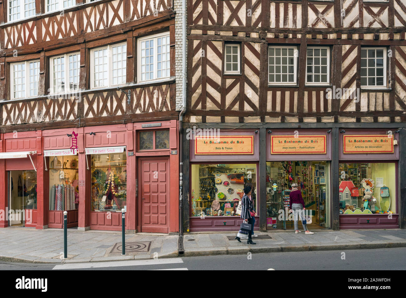 Tradizionale semi-case con travi di legno sul Champ-Jacquet Square, nel centro storico della città di Rennes - Brittany, Francia Foto Stock