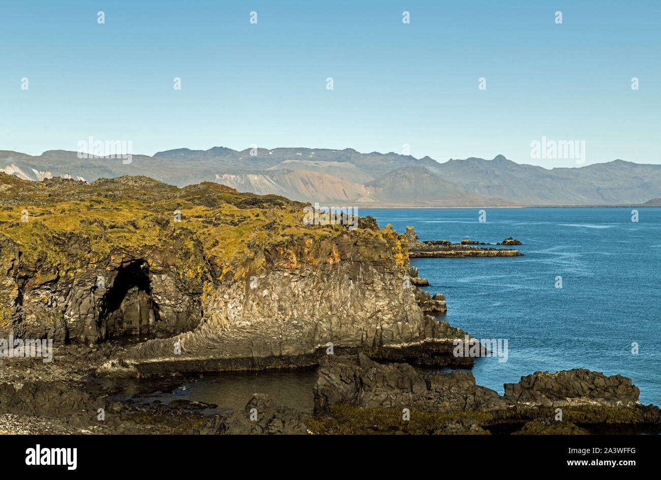 La linea di costa a Hellnar sulla penisola Snaefellsnes in Islanda Foto Stock