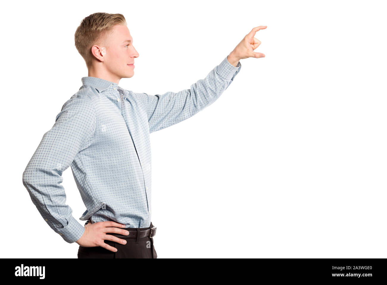 Gentile imprenditore presenta uno spazio vuoto per il testo. Foto Stock