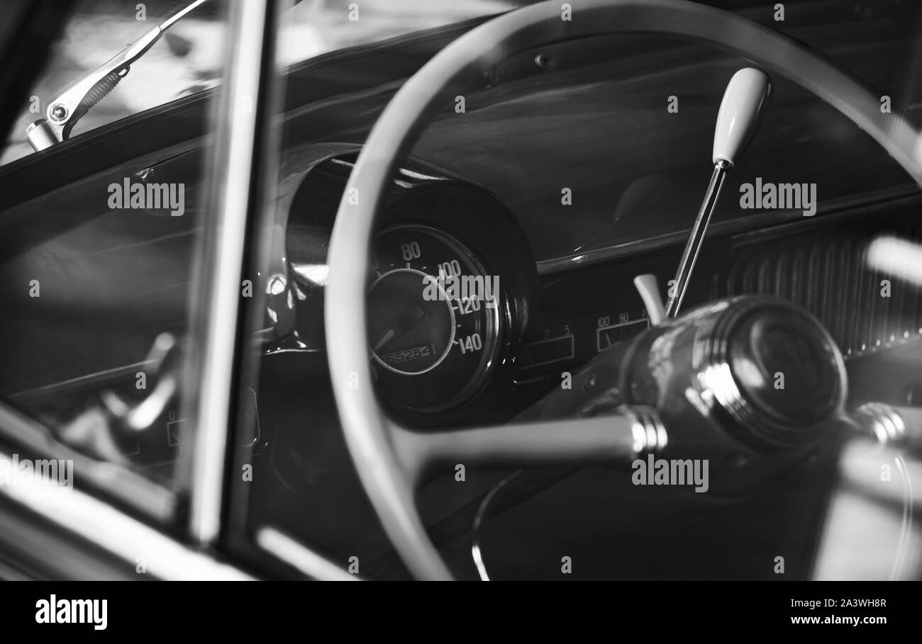 Volante e sul cruscotto di una vecchia auto timer. Close up foto in bianco e nero con morbida messa a fuoco selettiva Foto Stock