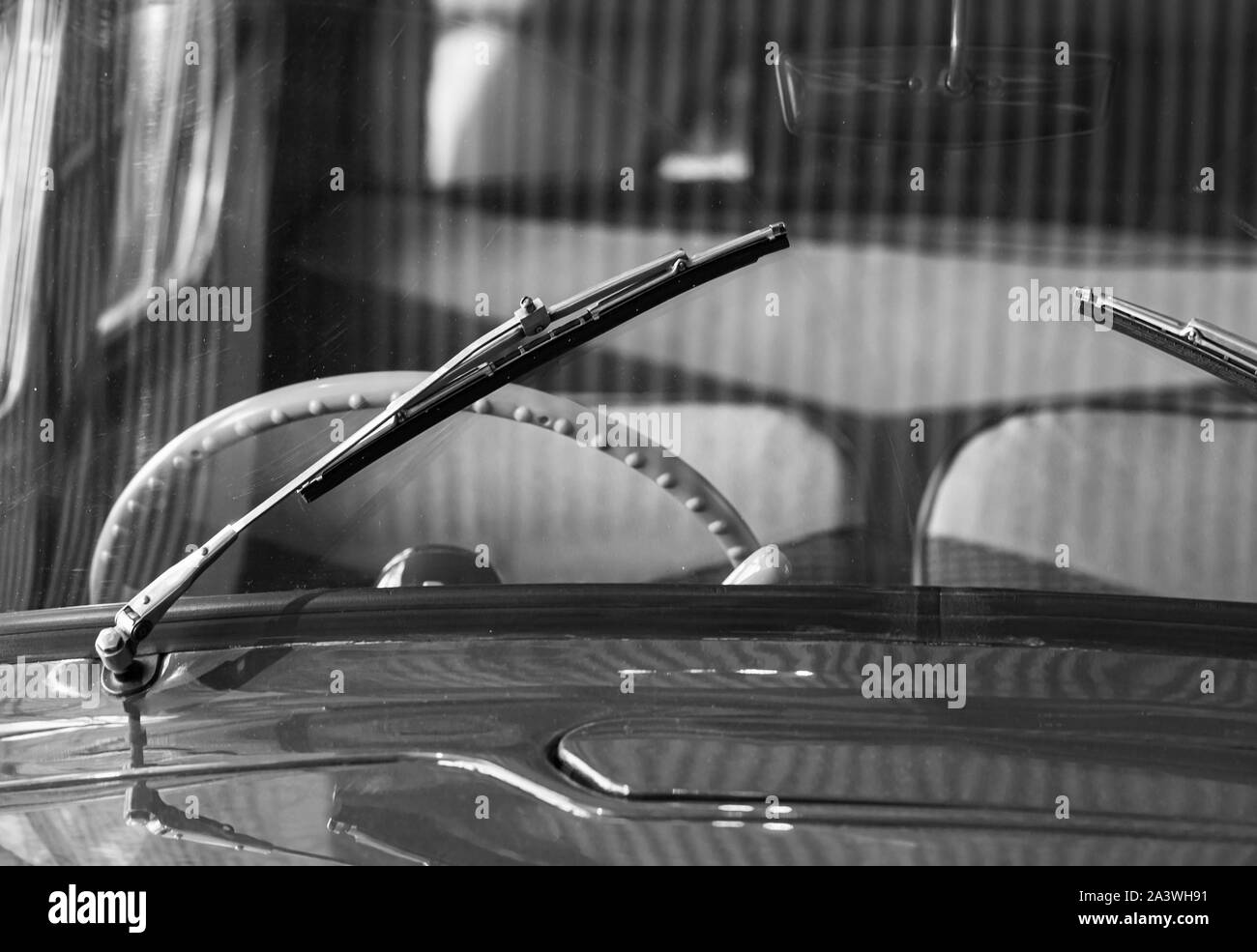 Il tergicristallo anteriore e il volante. Old timer dettagli auto. Close up foto in bianco e nero con morbida messa a fuoco selettiva Foto Stock