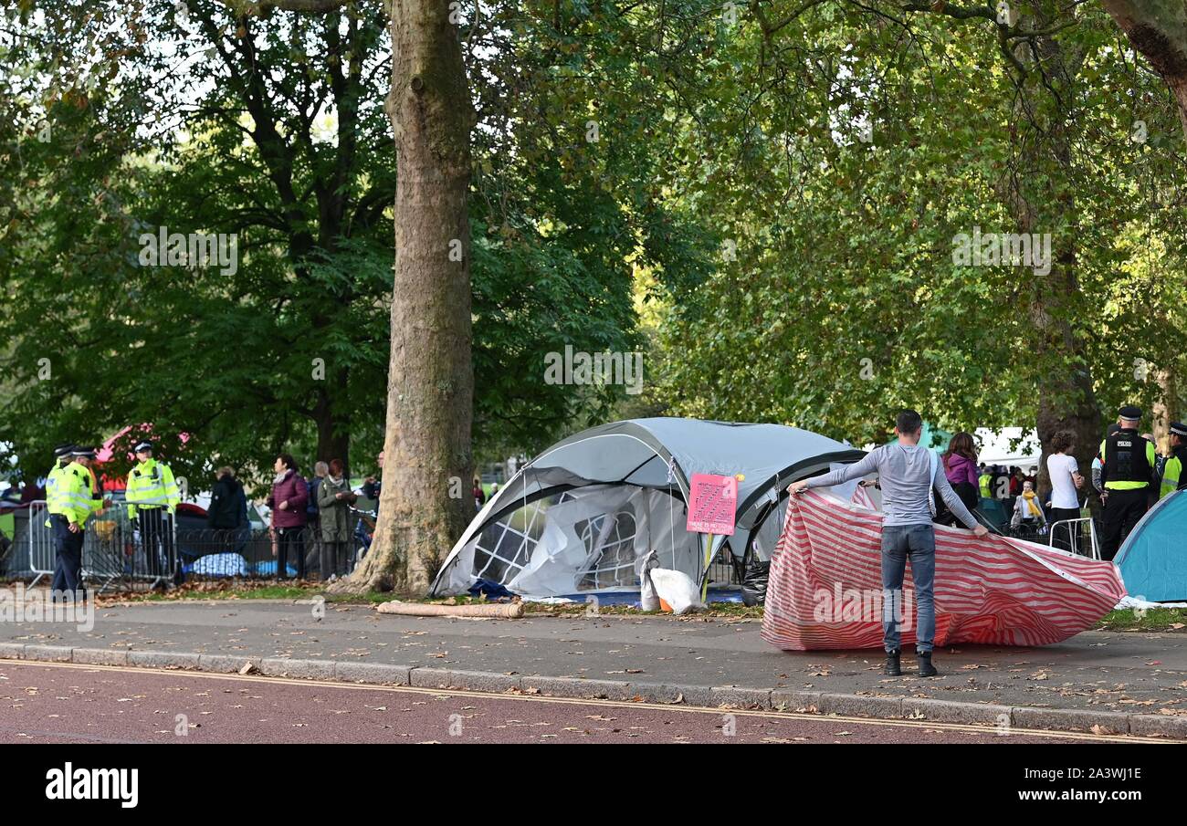 Westminster. Regno Unito. Il 10 ottobre 2019. Il tented città di manifestanti di St Jame's Park all'angolo del Birdcage walk e Horse Guards Road. Estinzione della ribellione proteste. Westminster. Londra. Regno Unito. Credito Bowden Garry/Sport in immagini/Alamy Live News. Foto Stock