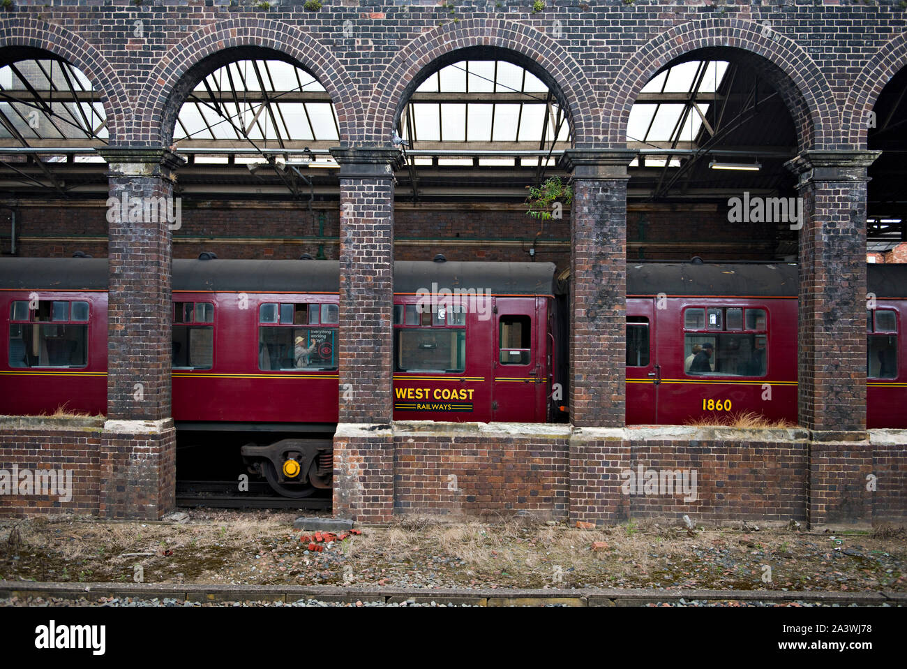 Chester Railway Station, Chester, Cheshire Regno Unito. Nella piattaforma sono i pullman d'epoca utilizzati in un charter railtour. Foto Stock