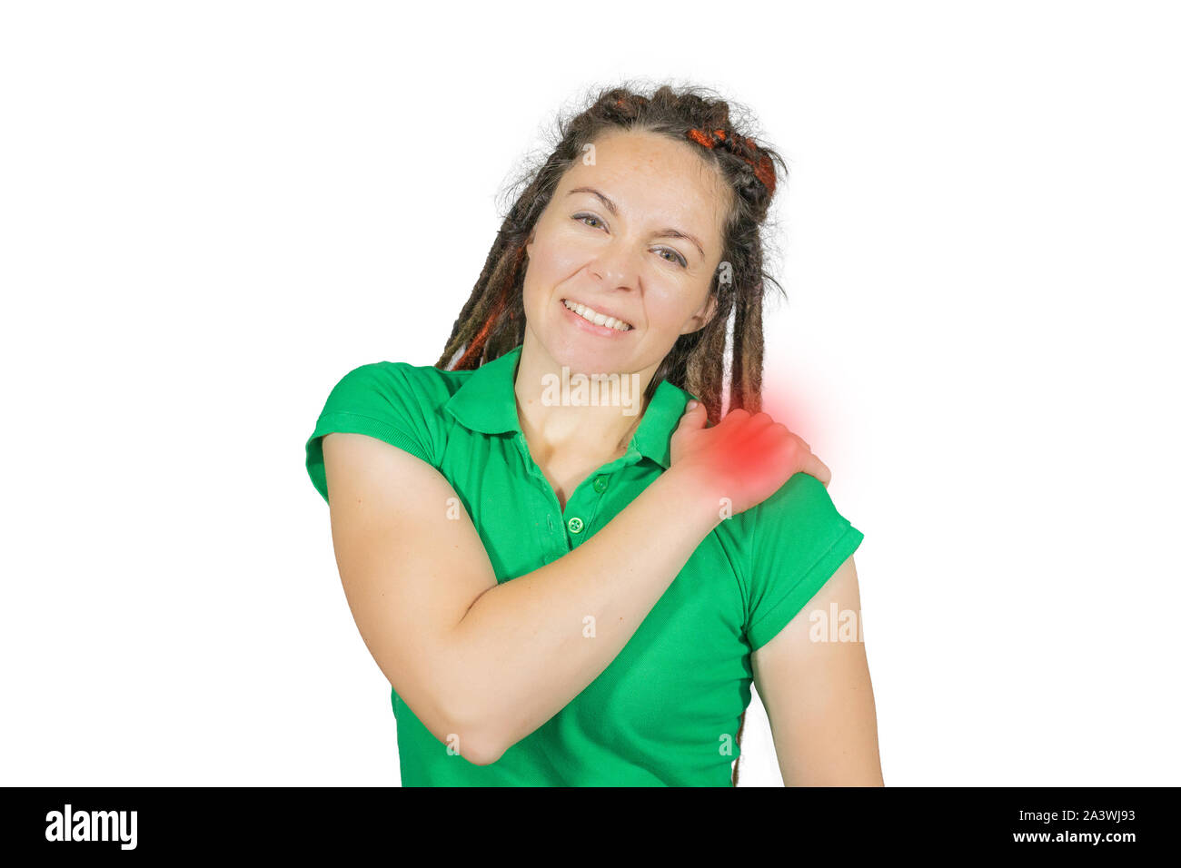La donna in verde t-shirt casual e moderno taglio di capelli dreadlock con dolore alla spalla. Medico isolato colpo su sfondo bianco. Foto Stock