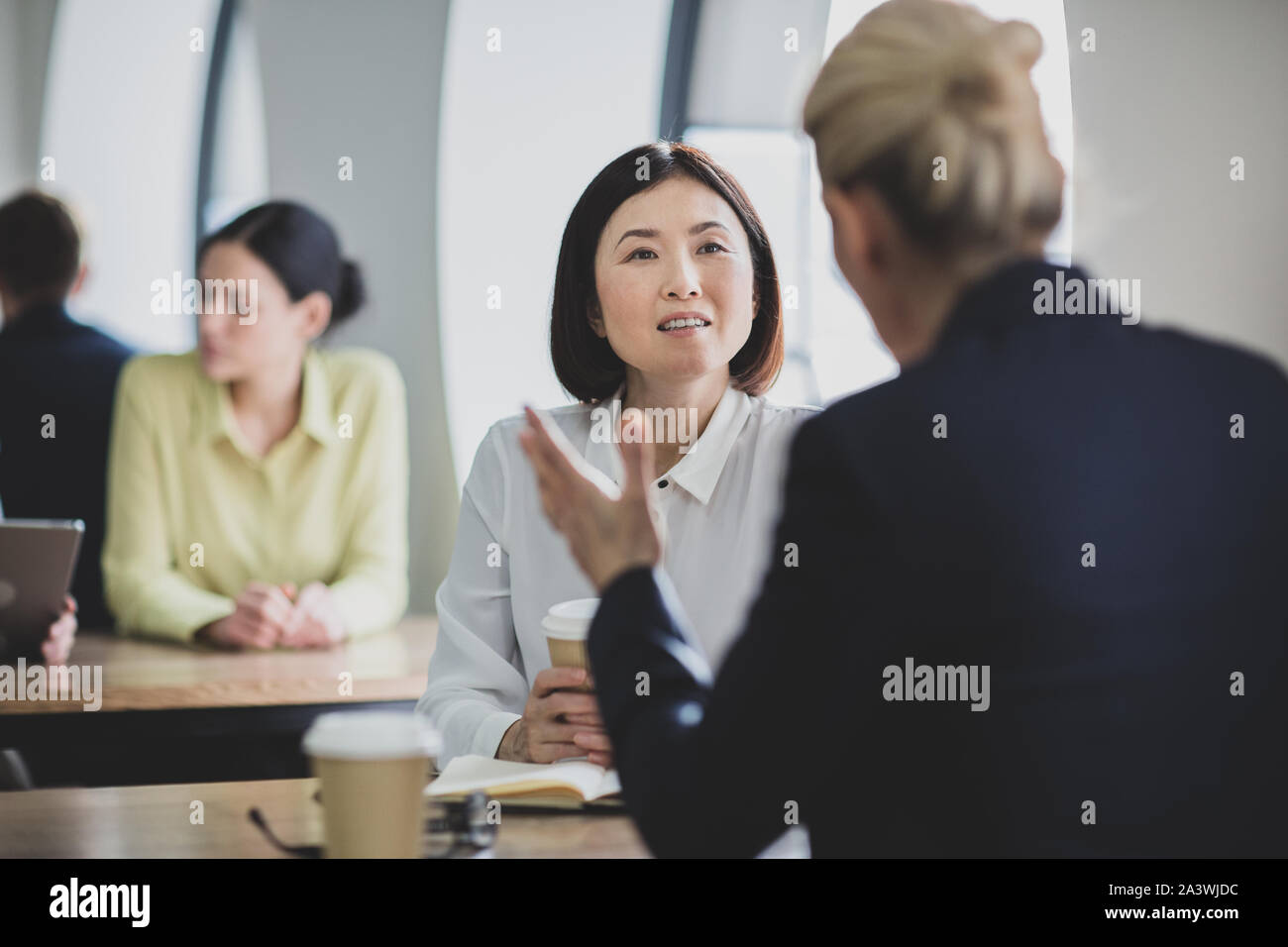 I colleghi avente una informale riunione aziendale Foto Stock