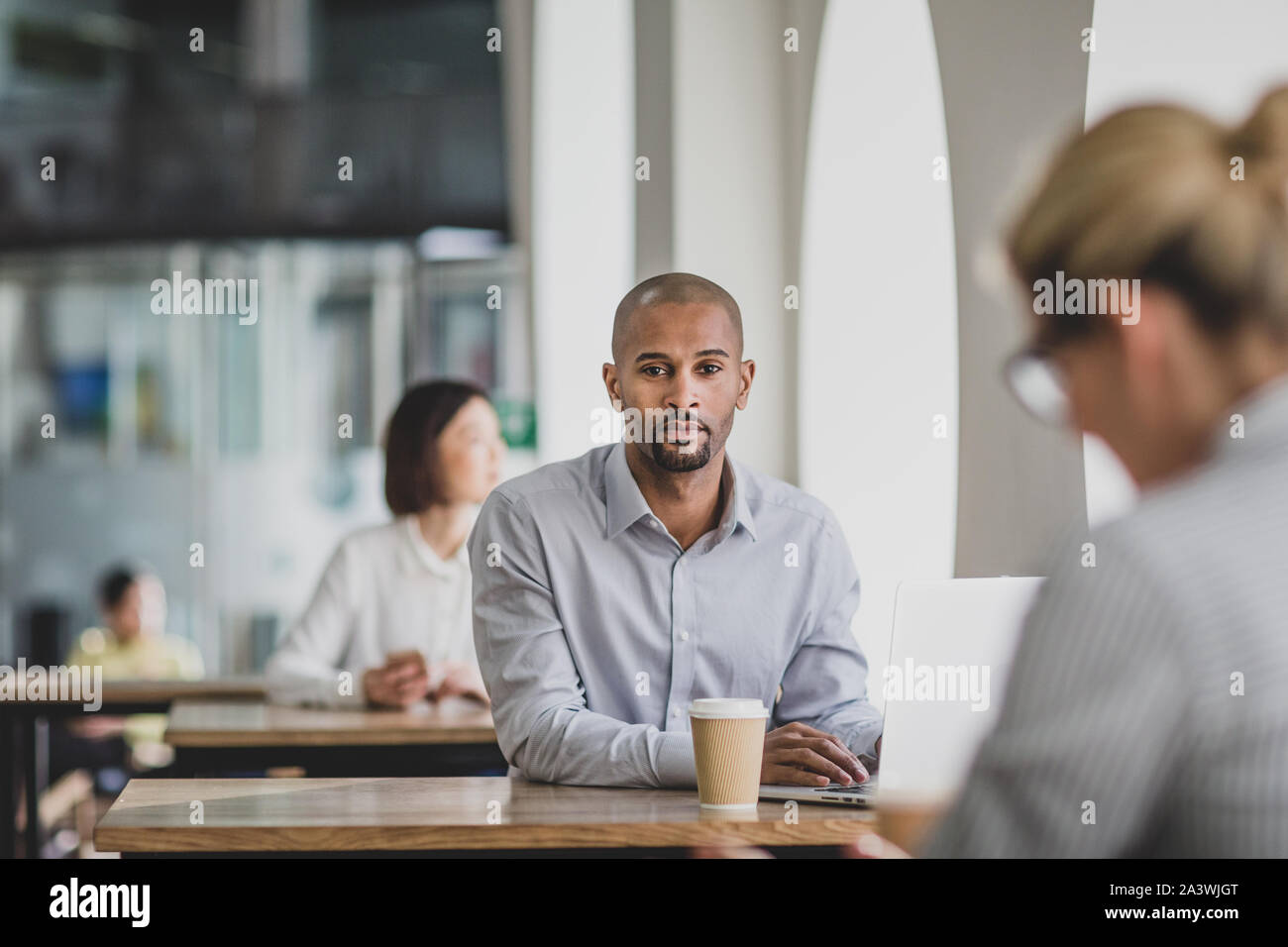 Ritratto di imprenditore in un bar lavora Foto Stock