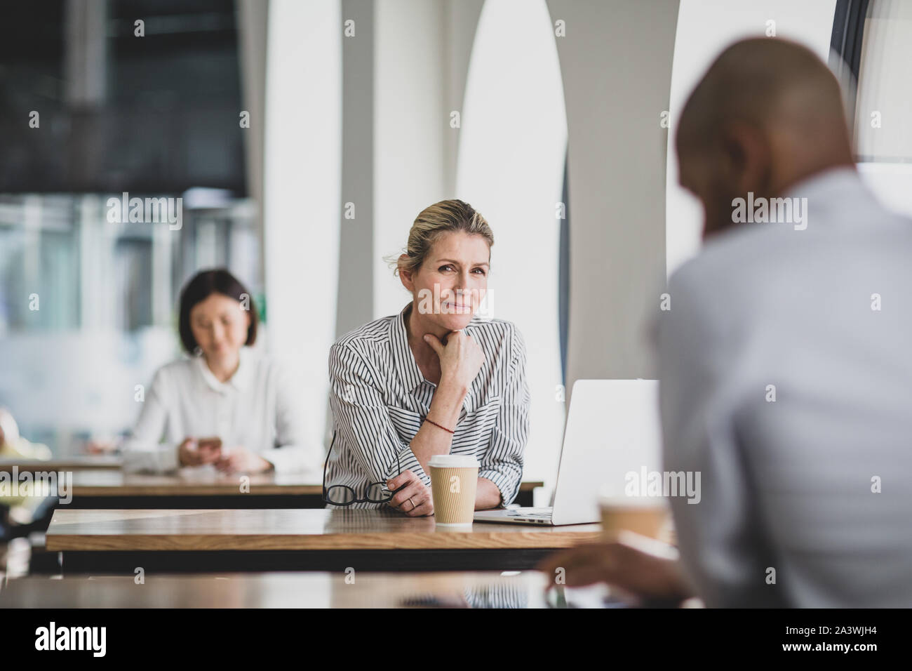 Ritratto di imprenditrice in un bar lavora Foto Stock