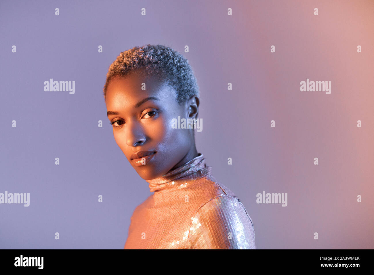 Creative shot di avveniristici giovane femmina adulta Foto Stock