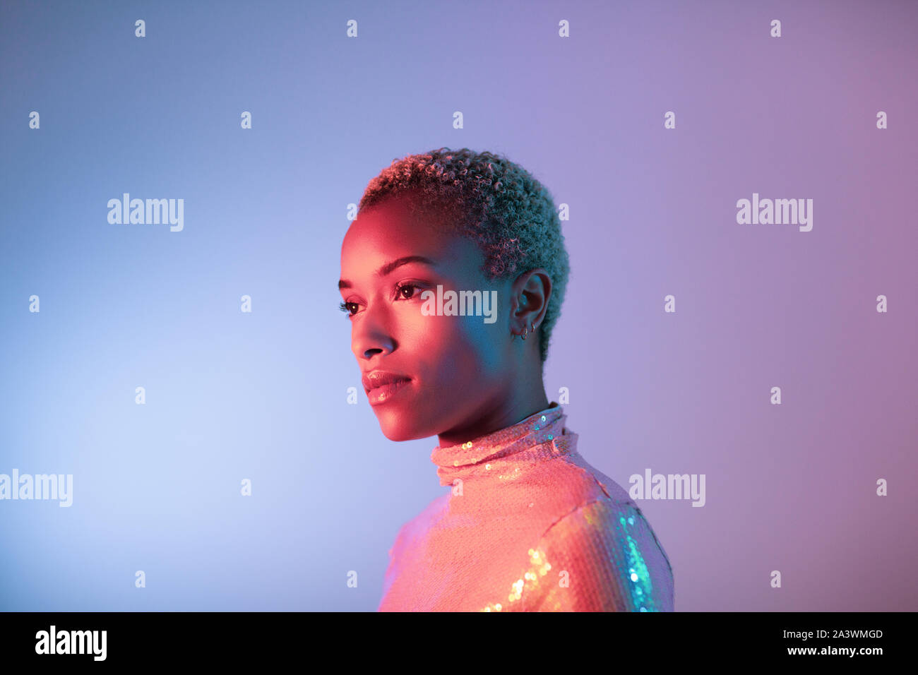 Creative shot di avveniristici giovane femmina adulta Foto Stock