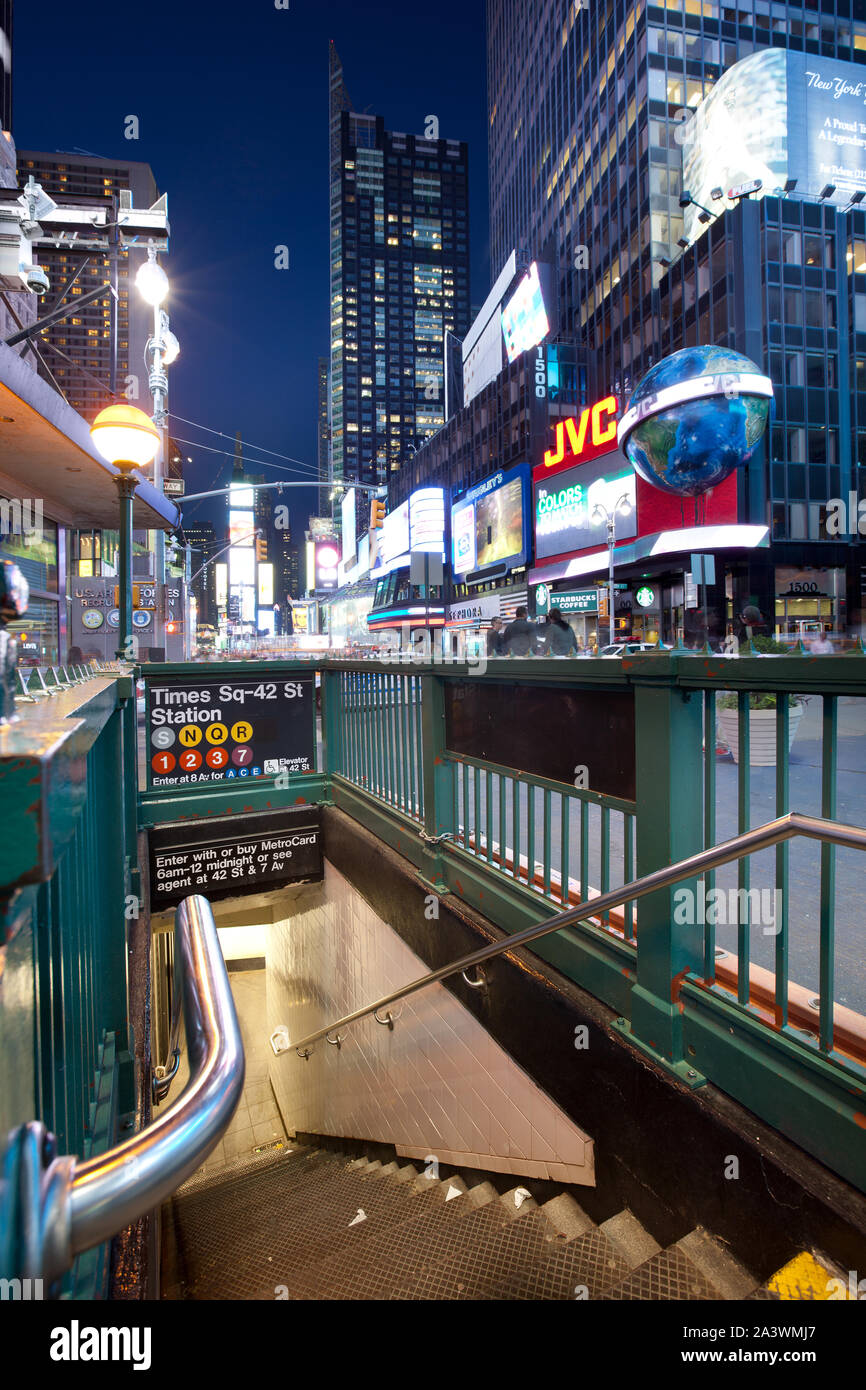 New York City, NY, Stati Uniti - Accesso al Time Square 42 Street Subway Station. Foto Stock