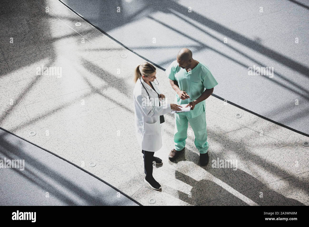 Colpo di overhead di professionisti medici discutere i risultati in un ospedale Foto Stock