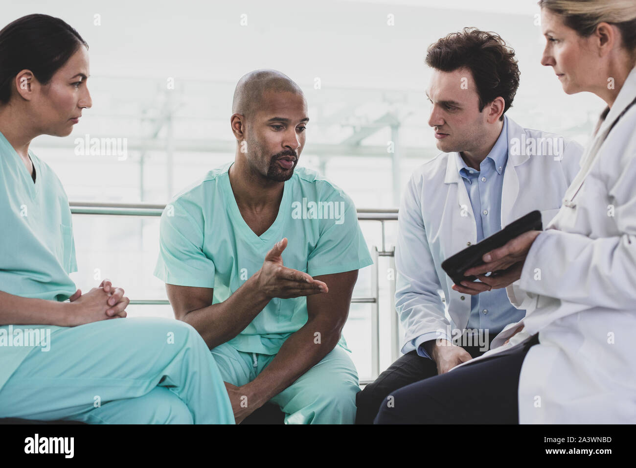African American Medical professional a discutere il trattamento del paziente in ospedale Foto Stock