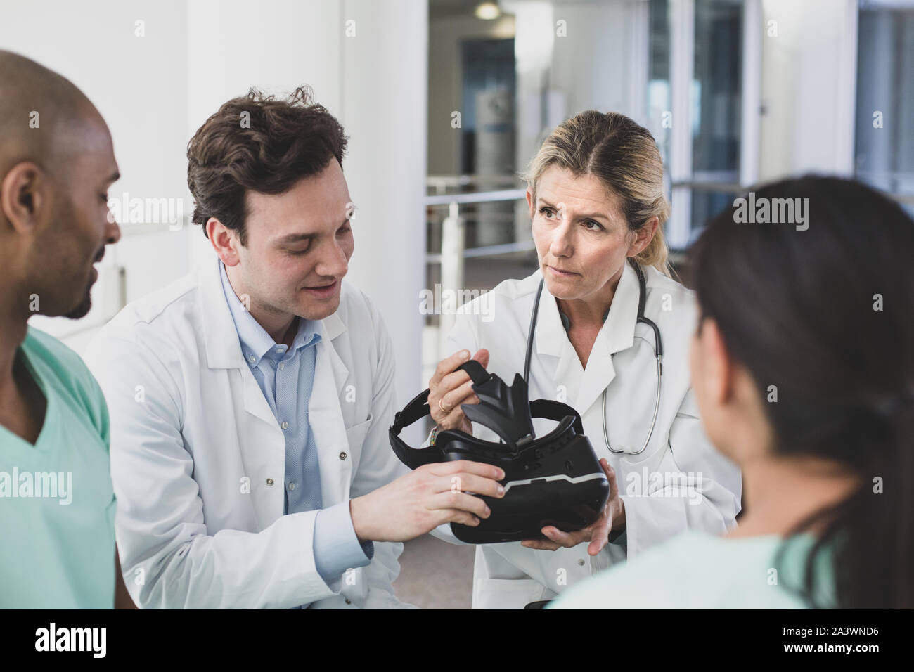 I professionisti del settore medico per discutere la tecnologia VR Foto Stock