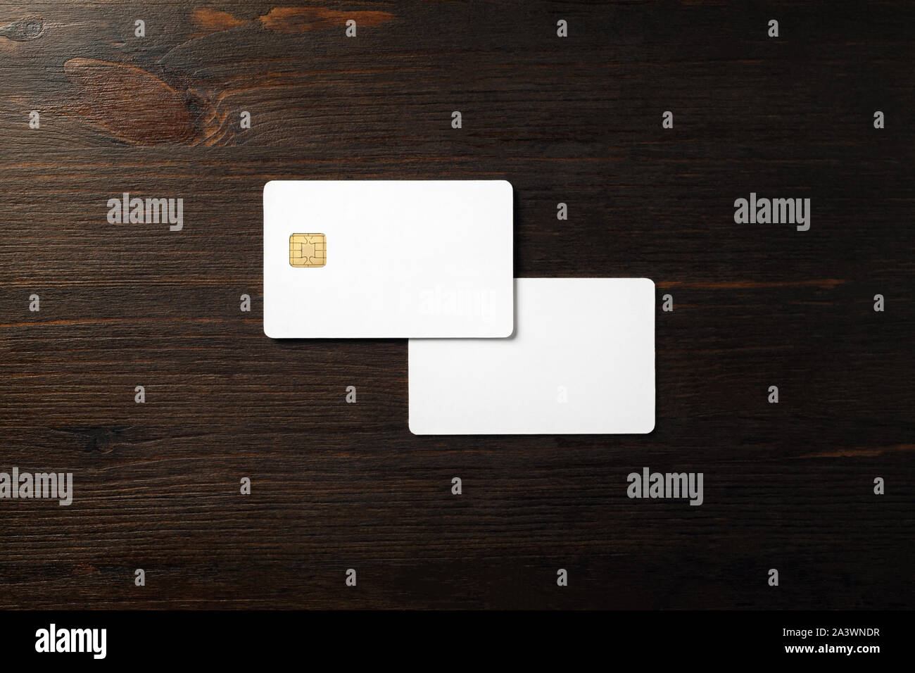 Foto di due blank carte bancarie su sfondo di legno. Foto di bianco le carte di credito. Lay piatto. Foto Stock