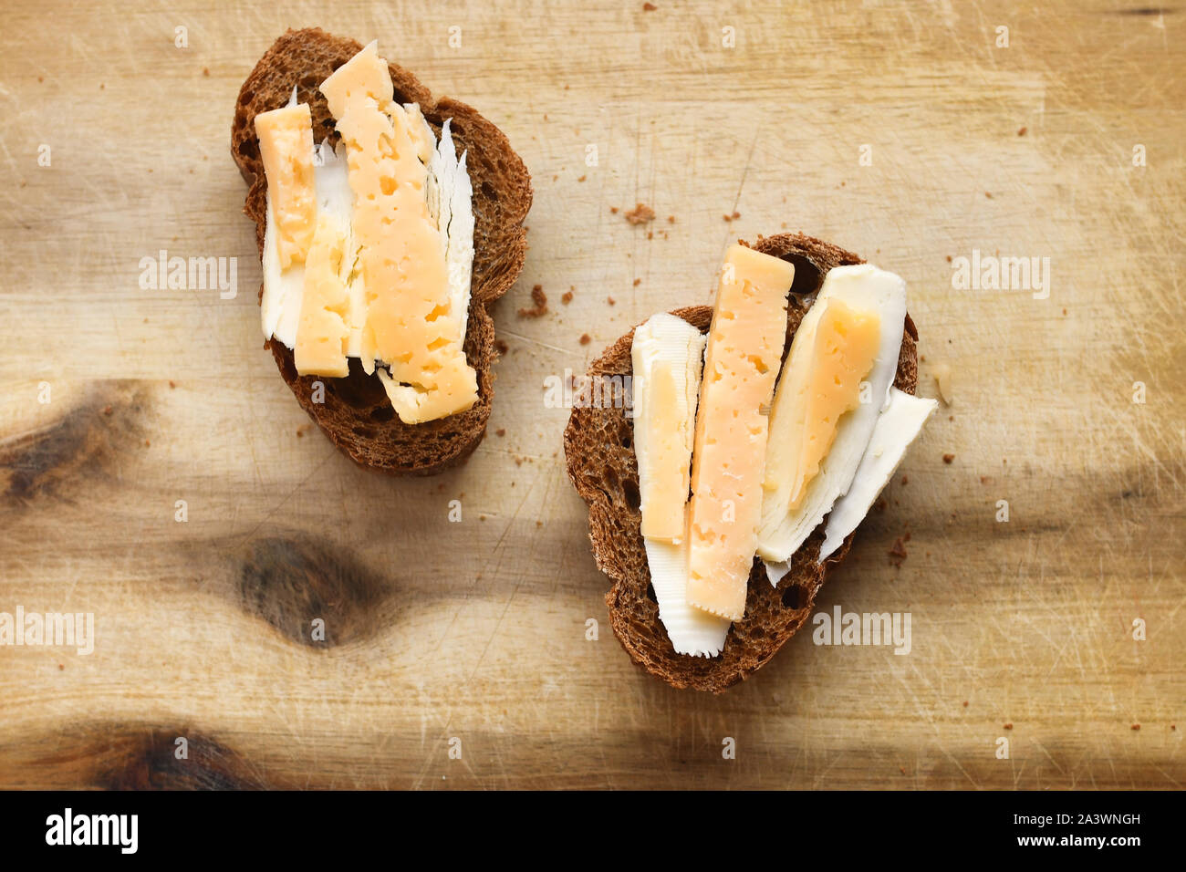 Mattina panini con caffè. Il pane con formaggio e burro. Foto Stock