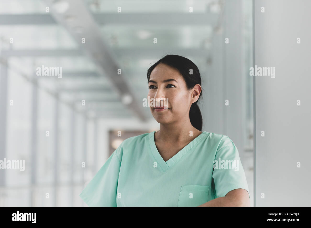 Ritratto di fiducioso chirurgo femmina in ospedale Foto Stock