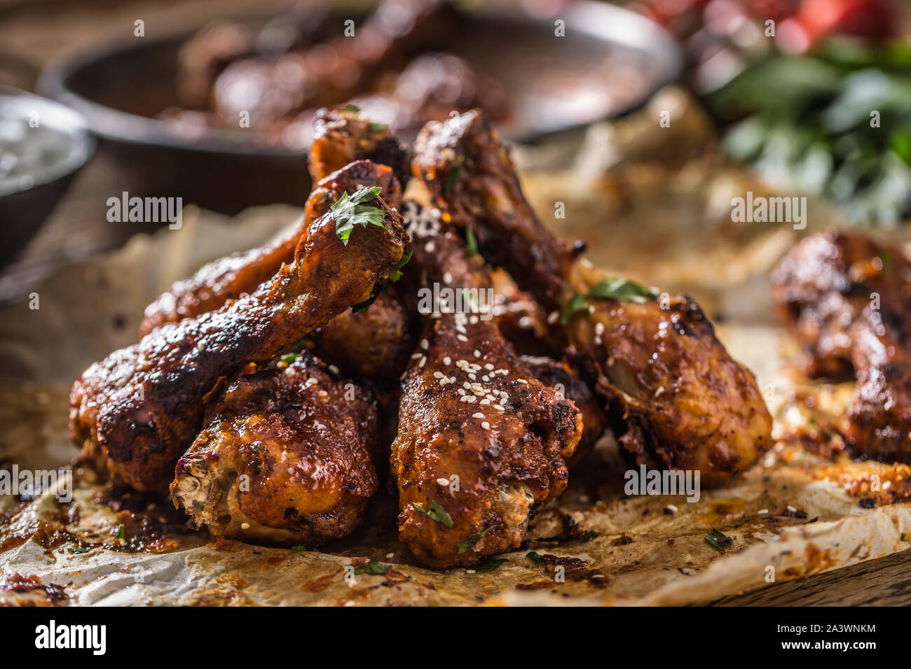 Pollo arrosto gambe barbecue sulla carta al forno - Close-up Foto Stock