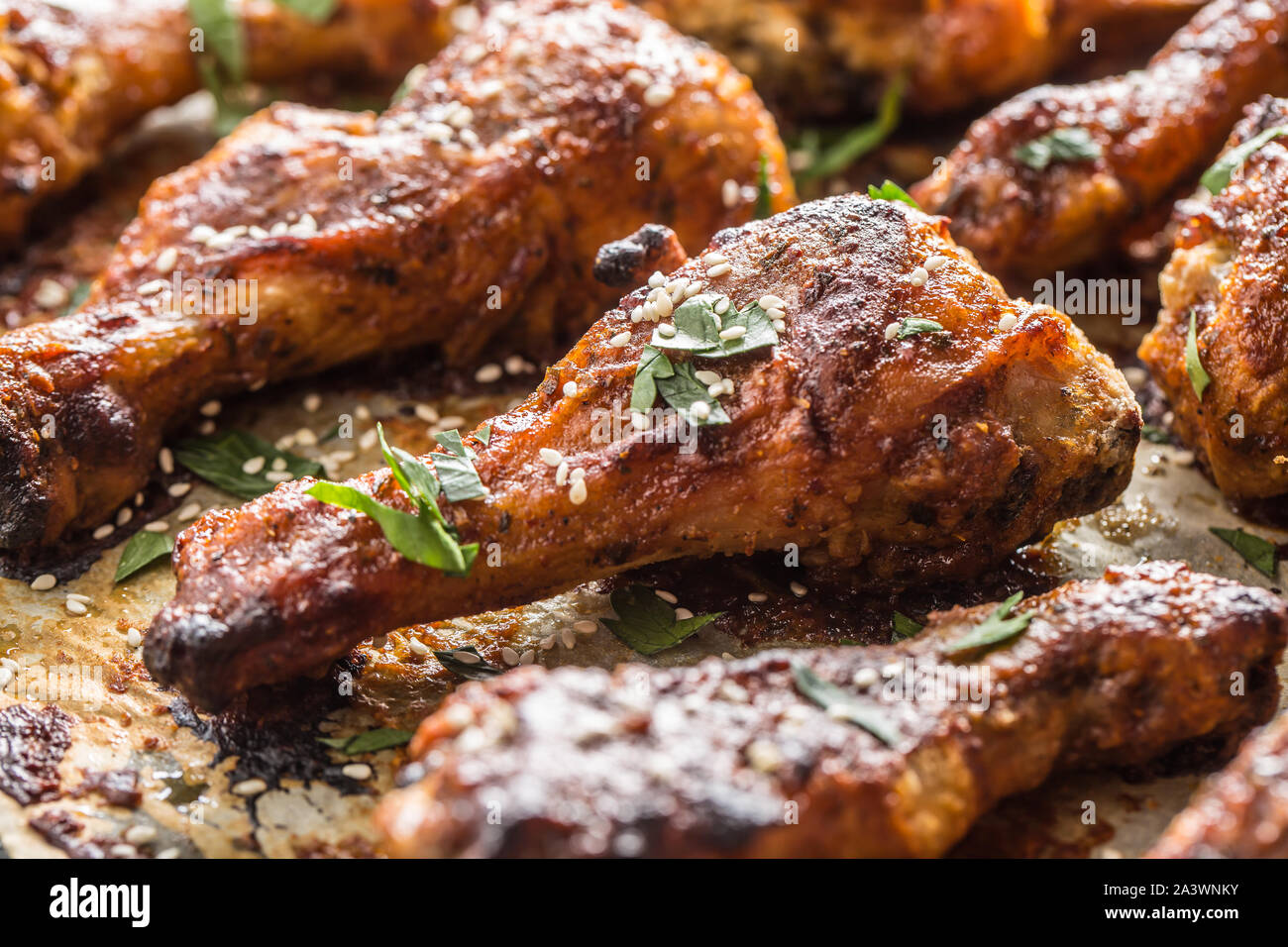 Pollo arrosto gambe barbecue sulla carta al forno - Close-up Foto Stock